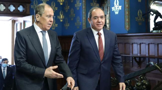 Министр иностранных дел РФ Сергей Лавров и министр иностранных дел Алжира Сабри Букадум во время встречи в Москве Министр иностранных дел РФ Сергей Лавров и министр иностранных дел Алжира Сабри Букадум во время встречи в Москве