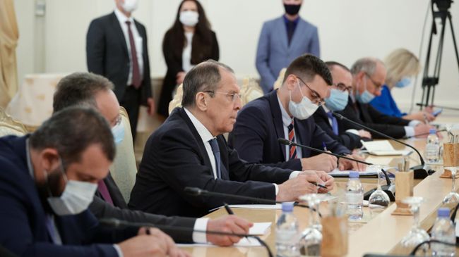 Министр иностранных дел РФ Сергей Лавров во время встречи в Москве с министром иностранных дел Алжира Сабри Букадумом Министр иностранных дел РФ Сергей Лавров во время встречи в Москве с министром иностранных дел Алжира Сабри Букадумом