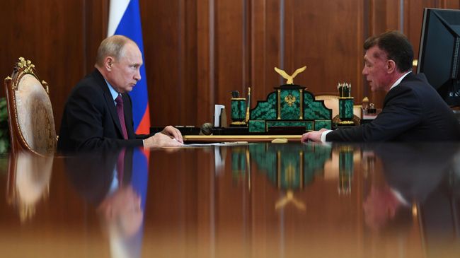 Президент РФ Владимир Путин и председатель правления Пенсионного фонда РФ Максим Топилин во время встречи в Кремле Президент РФ Владимир Путин и председатель правления Пенсионного фонда РФ Максим Топилин во время встречи в Кремле