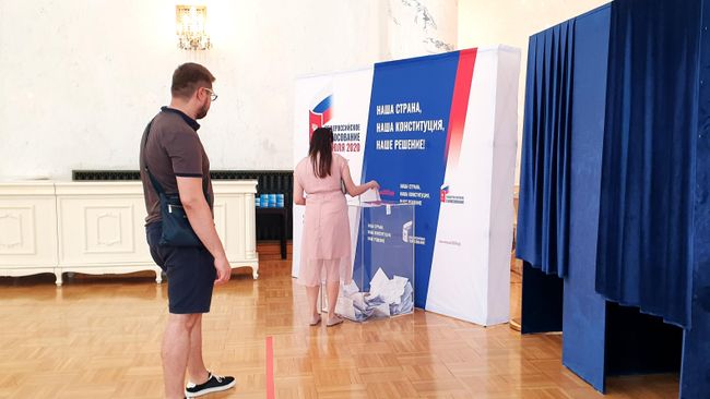 Девушка голосует по вопросу изменений в Конституцию России Девушка голосует по вопросу изменений в Конституцию России