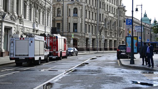 Автомобили экстренных служб недалеко от места обнаружения подозрительного предмета в центре Москвы. 22 июля 2020 Автомобили экстренных служб недалеко от места обнаружения подозрительного предмета в центре Москвы. 22 июля 2020