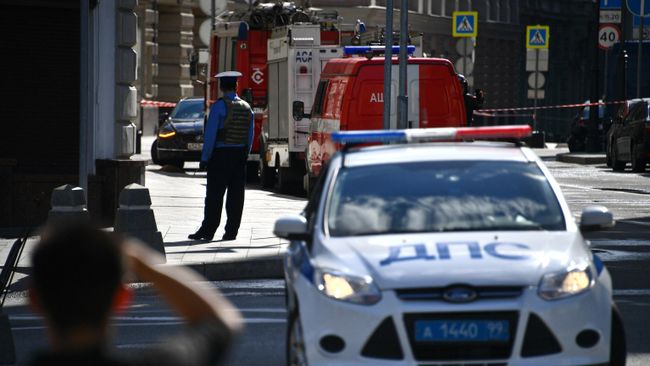 Сотрудник полиции и автомобили экстренных служб в Москве Сотрудник полиции и автомобили экстренных служб в Москве