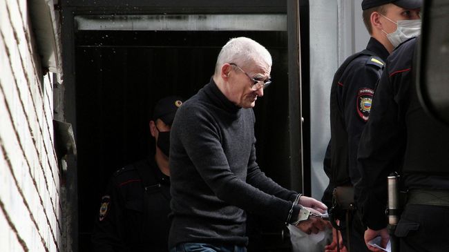 Юрий Дмитриев после заседания суда в Петрозаводске Юрий Дмитриев после заседания суда в Петрозаводске
