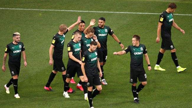 Игроки Краснодара радуются забитому мячу в матче 30-го тура чемпионата России по футболу среди клубов Премьер-лиги между командами ФК Краснодар (Краснодар) и ФК Ахмат (Грозный). Игроки Краснодара радуются забитому мячу в матче 30-го тура чемпионата России по футболу среди клубов Премьер-лиги между командами ФК Краснодар (Краснодар) и ФК Ахмат (Грозный).