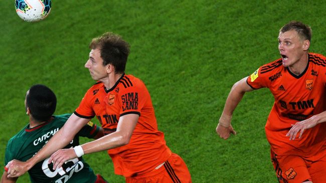 Игрок ФК Урал Алексей Герасимов (в центре) в матче 30-го тура чемпионата России по футболу среди клубов Премьер-лиги между командами ФК Урал (Екатеринбург) и ФК Локомотив (Москва). Игрок ФК Урал Алексей Герасимов (в центре) в матче 30-го тура чемпионата России по футболу среди клубов Премьер-лиги между командами ФК Урал (Екатеринбург) и ФК Локомотив (Москва).