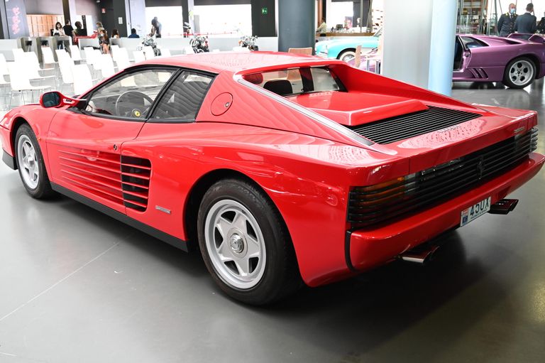 Автомобиль Ferrari Testarossa в Автомобильном музее Турина