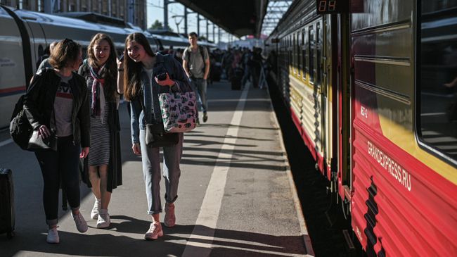 Пассажиры у поезда Гранд-Экспресс на Московском вокзале в Санкт-Петербурге Пассажиры у поезда Гранд-Экспресс на Московском вокзале в Санкт-Петербурге