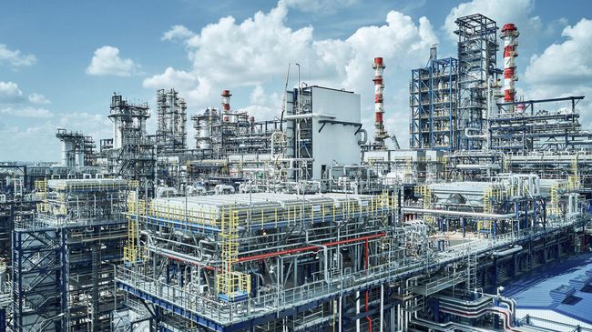 Площадка строительства комбинированной установки переработки нефти Евро+ на Московском НПЗ Площадка строительства комбинированной установки переработки нефти Евро+ на Московском НПЗ