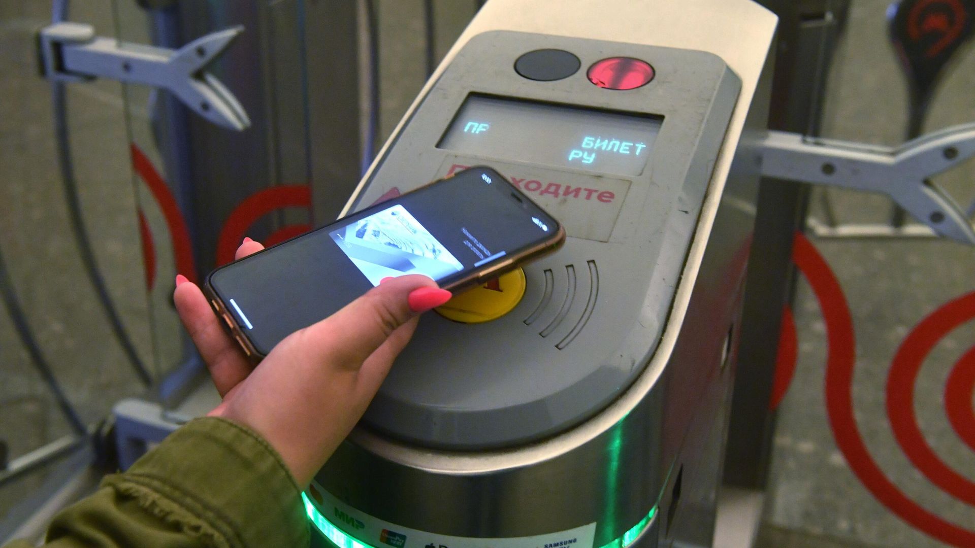 Пассажирка московского метрополитена производит бесконтактную оплату проезда с помощью телефона Пассажирка московского метрополитена производит бесконтактную оплату проезда с помощью телефона - РИА Новости, 1920, 21.07.2026
