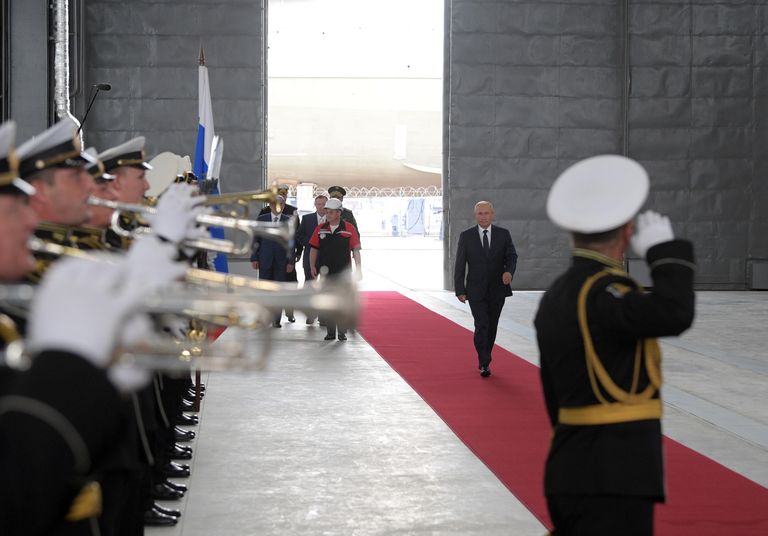 Президент РФ Владимир Путин на церемонии закладки боевых кораблей для Военно-морского флота РФ на судостроительном заводе Залив в Керчи Президент РФ Владимир Путин на церемонии закладки боевых кораблей для Военно-морского флота РФ на судостроительном заводе Залив в Керчи