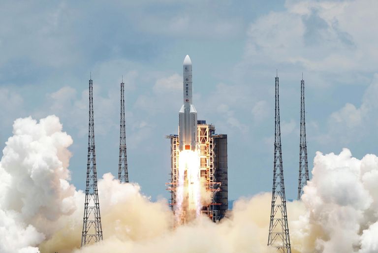 Ракета Чанчжэн-5 с зондом Тяньвэнь-1 Mars взлетает с космодрома Вэньчан в китайской провинции Хайнань Ракета Чанчжэн-5 с зондом Тяньвэнь-1 Mars взлетает с космодрома Вэньчан в китайской провинции Хайнань
