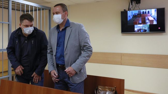 Диспетчер Александр Круглов и руководитель полетов Внуковского центра управления воздушным движением Роман Дунаев в суде Диспетчер Александр Круглов и руководитель полетов Внуковского центра управления воздушным движением Роман Дунаев в суде