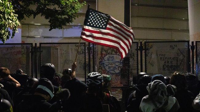 Протестующие с флагом США в Портленде