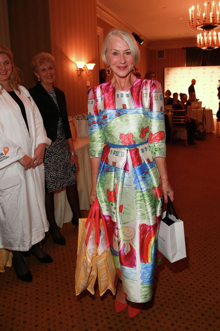Хелен Миррен в платье Dolce & Gabbana в Нью-Йорке. 30 ноября 2015 года Хелен Миррен в платье Dolce & Gabbana в Нью-Йорке. 30 ноября 2015 года