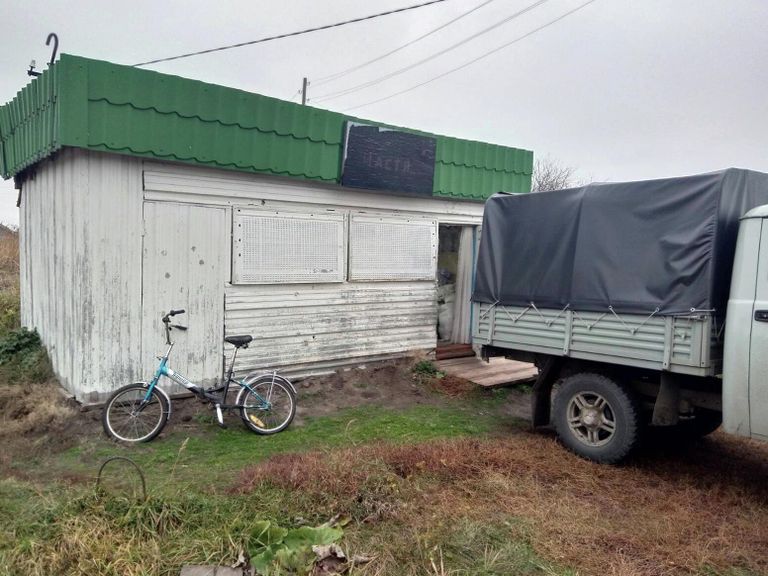 Выгрузка товара в деревне Берендеева Выгрузка товара в деревне Берендеева