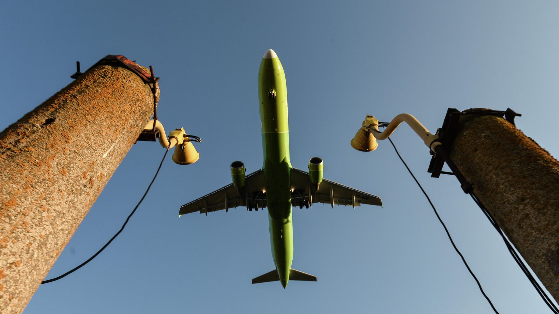 Пассажирский авиалайнер авиакомпании S7 Airlines над аэропортом Симферополя Пассажирский авиалайнер авиакомпании S7 Airlines над аэропортом Симферополя - РИА Новости, 1920, 24.07.2025