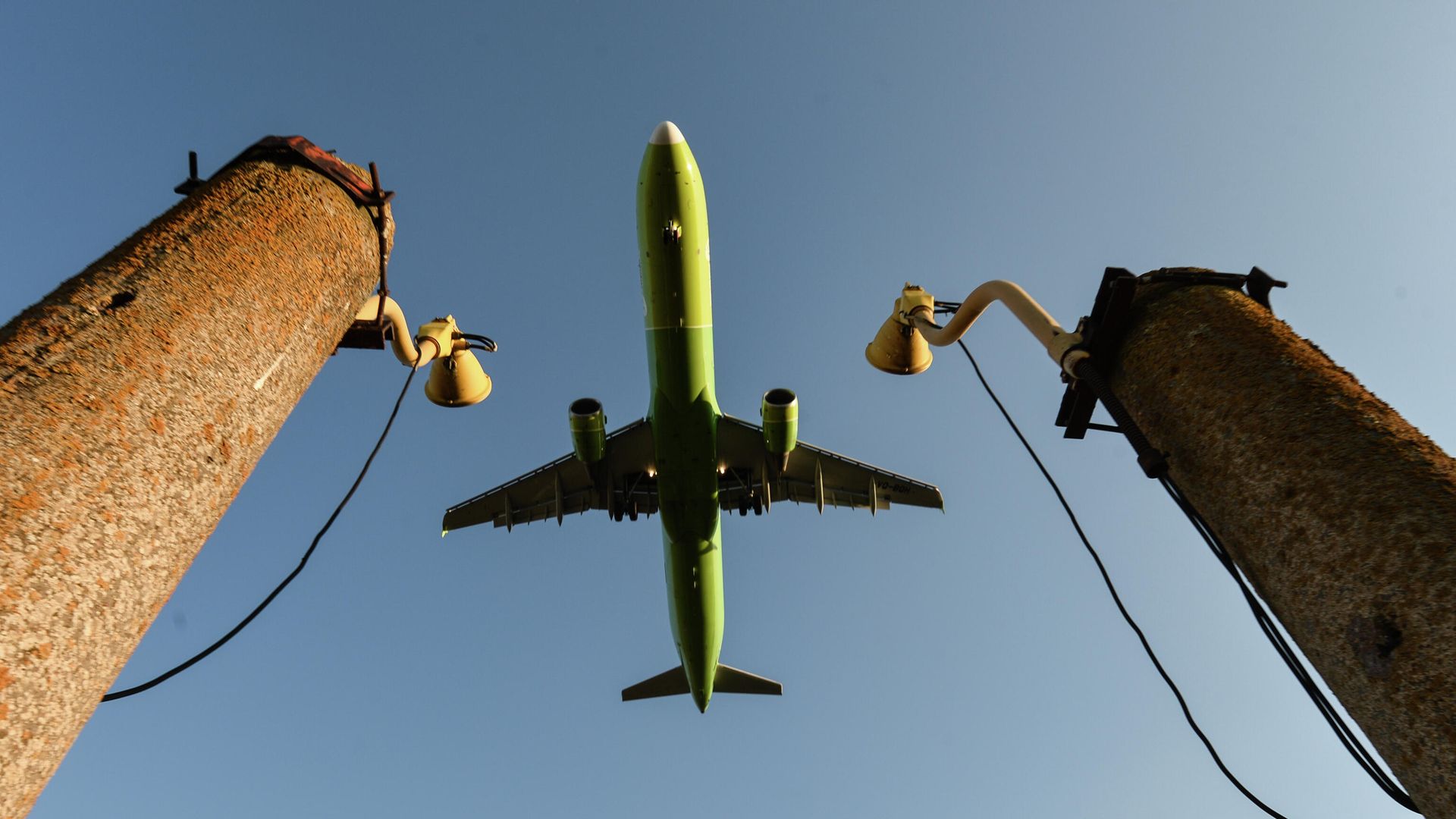Пассажирский авиалайнер авиакомпании S7 Airlines над аэропортом Симферополя Пассажирский авиалайнер авиакомпании S7 Airlines над аэропортом Симферополя - РИА Новости, 1920, 24.07.2025