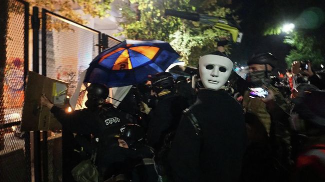 Участники акции протеста у здания суда в Портленде Участники акции протеста у здания суда в Портленде