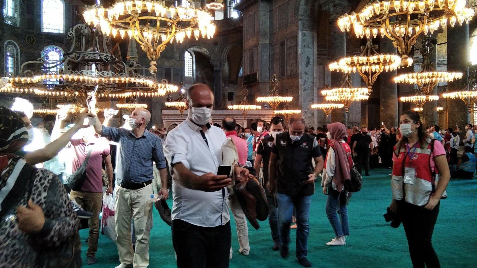 Верующие в мечети Айя-София (собор Святой Софии) в Стамбуле Верующие в мечети Айя-София (собор Святой Софии) в Стамбуле - РИА Новости, 1920, 07.09.2020