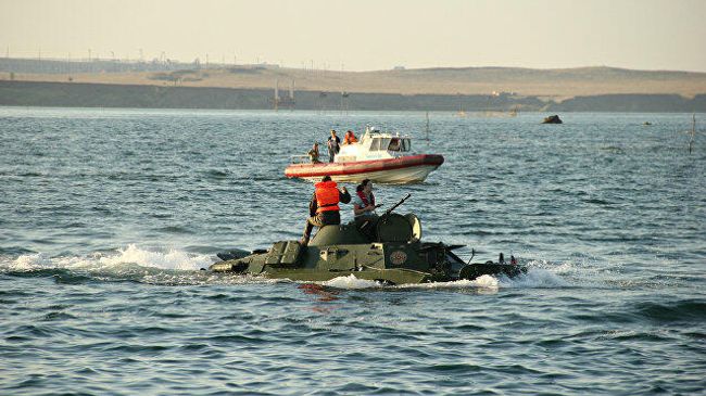 БРДМ-2 форсирует пролив во время акции Дорога мужества БРДМ-2 форсирует пролив во время акции Дорога мужества