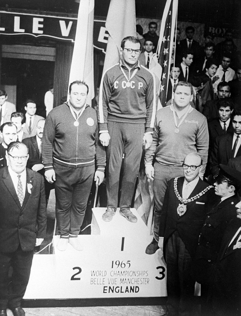 Награждение призеров Чемпионата мира по вольной борьбе (слева направо): 2 место - Ахмедов (Болгария), 1 место - Александр Иваницкий (СССР), 3 место - Кристофф (США). Июнь 1965 года. Манчестер, Англия. Репродукция фотографии.