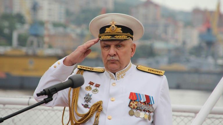 Командующий Тихоокеанским флотом адмирал Сергей Авакянц принимает парад военных кораблей в честь Дня ВМФ России
