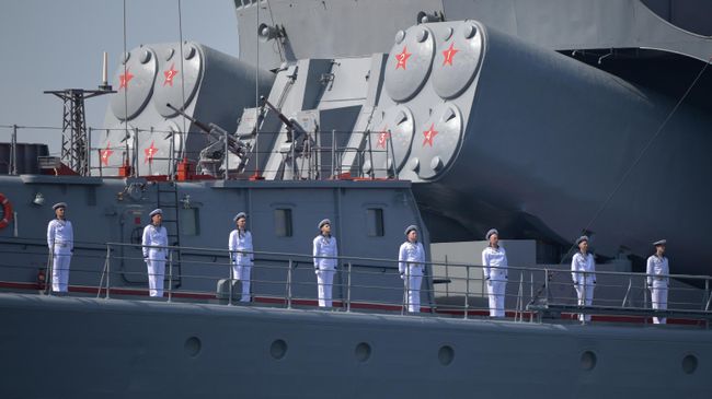 Моряки на репетиции парада в Кронштадте в честь Дня ВМФ Моряки на репетиции парада в Кронштадте в честь Дня ВМФ