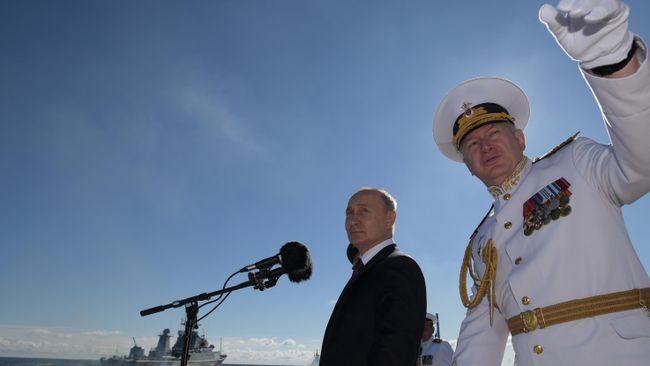 Президент РФ, верховный главнокомандующий Владимир Путин приветствует участников Главного военно-морского парада по случаю Дня Военно-морского флота РФ в Санкт-Петербурге Президент РФ, верховный главнокомандующий Владимир Путин приветствует участников Главного военно-морского парада по случаю Дня Военно-морского флота РФ в Санкт-Петербурге