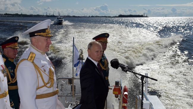 Президент РФ, верховный главнокомандующий Владимир Путин приветствует участников Главного военно-морского парада по случаю Дня Военно-морского флота РФ на Кронштадтском рейде в Финском заливе Президент РФ, верховный главнокомандующий Владимир Путин приветствует участников Главного военно-морского парада по случаю Дня Военно-морского флота РФ на Кронштадтском рейде в Финском заливе