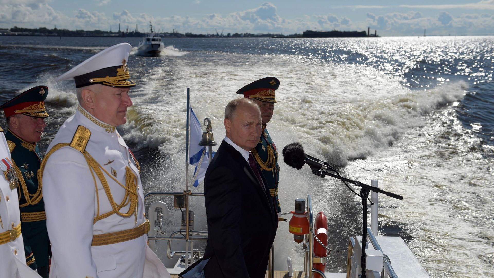 Владимир Путин приветствует участников Главного военно-морского парада по случаю Дня Военно-морского флота Владимир Путин приветствует участников Главного военно-морского парада по случаю Дня Военно-морского флота - РИА Новости, 1920, 31.07.2022