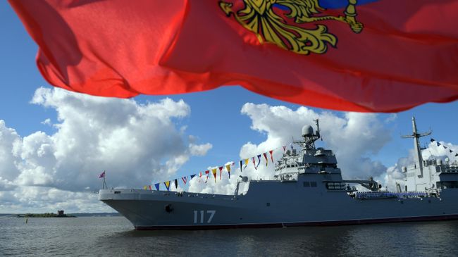 Большой десантный корабль Пётр Моргунов во время Главного военно-морского парада по случаю Дня Военно-морского флота РФ на Кронштадтском рейде в Финском заливе Большой десантный корабль Пётр Моргунов во время Главного военно-морского парада по случаю Дня Военно-морского флота РФ на Кронштадтском рейде в Финском заливе