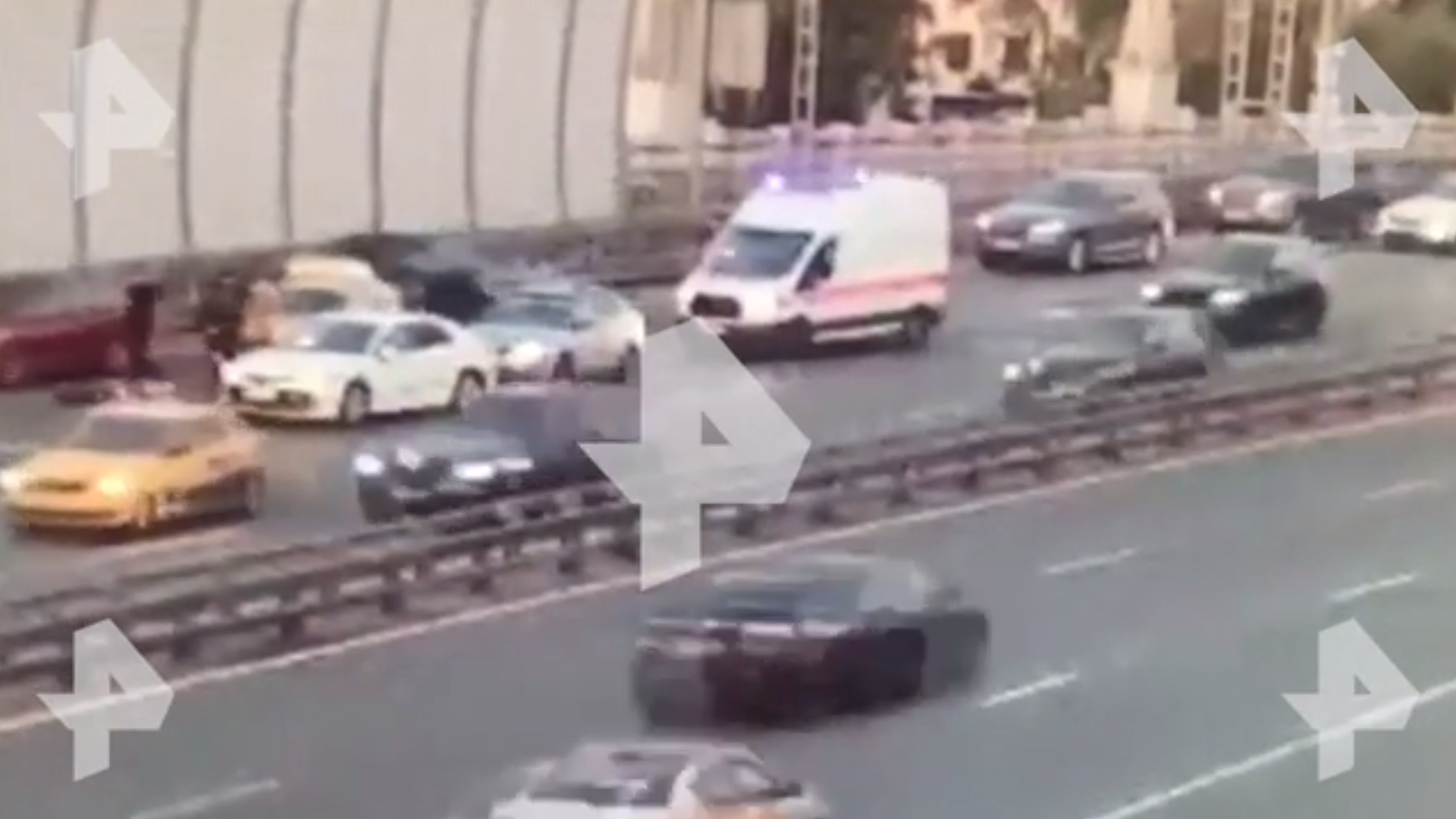 Камера сняла, как в Москве мужчина выпрыгнул из багажника мчащегося авто Камера сняла, как в Москве мужчина выпрыгнул из багажника мчащегося авто - РИА Новости, 1920, 26.07.2020