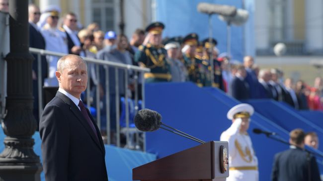 Владимир Путин приветствует участников Главного военно-морского парада по случаю Дня Военно-морского флота РФ в акватории Невы в Санкт Петербурге Владимир Путин приветствует участников Главного военно-морского парада по случаю Дня Военно-морского флота РФ в акватории Невы в Санкт Петербурге