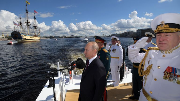 Президент РФ В. Путин принял участие в праздновании Дня ВМФ РФ в Санкт-Петербурге Президент РФ В. Путин принял участие в праздновании Дня ВМФ РФ в Санкт-Петербурге