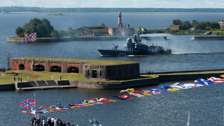 Ракетный катер Чувашия проекта 1241 во время Главного военно-морского парада по случаю Дня Военно-морского флота РФ на Кронштадтском рейде в Финском заливе Ракетный катер Чувашия проекта 1241 во время Главного военно-морского парада по случаю Дня Военно-морского флота РФ на Кронштадтском рейде в Финском заливе
