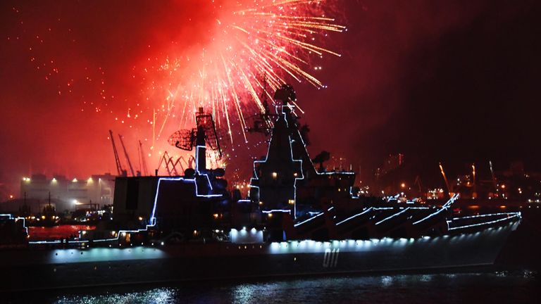 Салют во Владивостоке в честь Дня Военно-морского флота Салют во Владивостоке в честь Дня Военно-морского флота