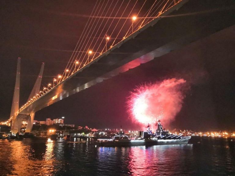 Салют во Владивостоке в честь Дня Военно-морского флота