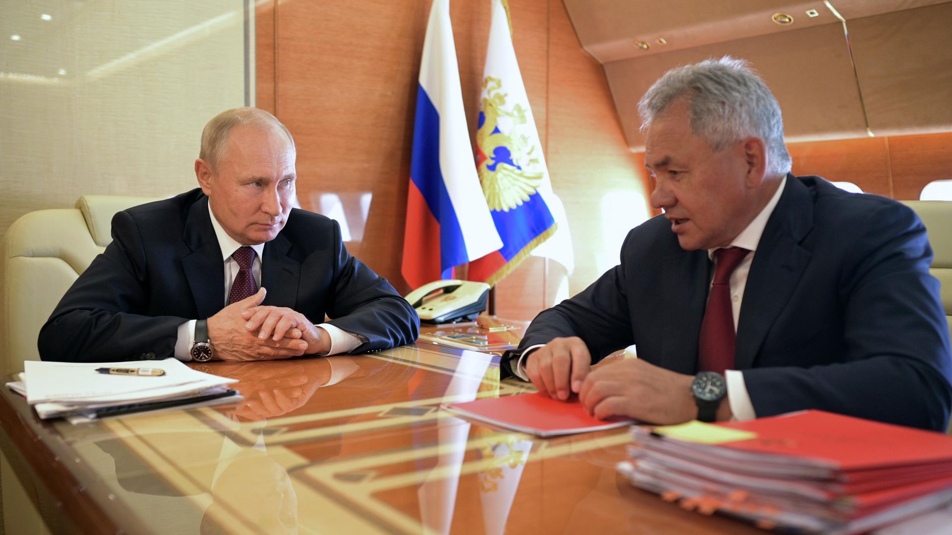 Президент РФ Владимир Путин и министр обороны РФ Сергей Шойгу Президент РФ Владимир Путин и министр обороны РФ Сергей Шойгу - РИА Новости, 1920, 06.09.2021