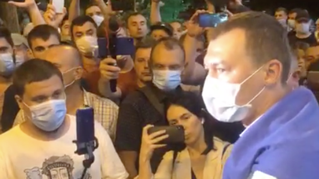 ВРИО губернатора Хабаровского края Михаил Дегтярев общается с митингующими ВРИО губернатора Хабаровского края Михаил Дегтярев общается с митингующими