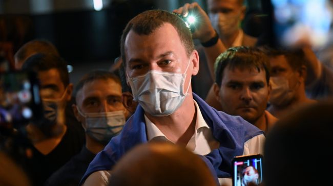 Временно исполняющий обязанности главы Хабаровского края Михаил Дегтярев во время встречи с участниками акции в поддержку бывшего губернатора Хабаровского края Сергея Фургала Временно исполняющий обязанности главы Хабаровского края Михаил Дегтярев во время встречи с участниками акции в поддержку бывшего губернатора Хабаровского края Сергея Фургала