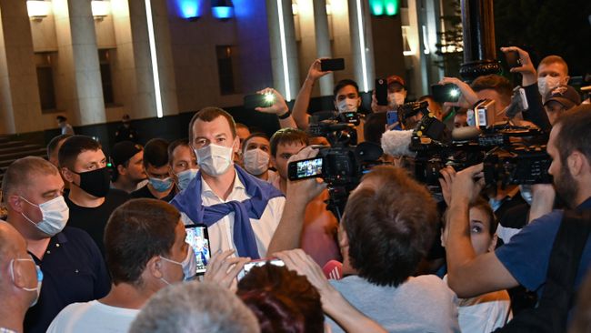 Временно исполняющий обязанности главы Хабаровского края Михаил Дегтярев во время встречи с участниками акции в поддержку бывшего губернатора Хабаровского края Сергея Фургала Временно исполняющий обязанности главы Хабаровского края Михаил Дегтярев во время встречи с участниками акции в поддержку бывшего губернатора Хабаровского края Сергея Фургала
