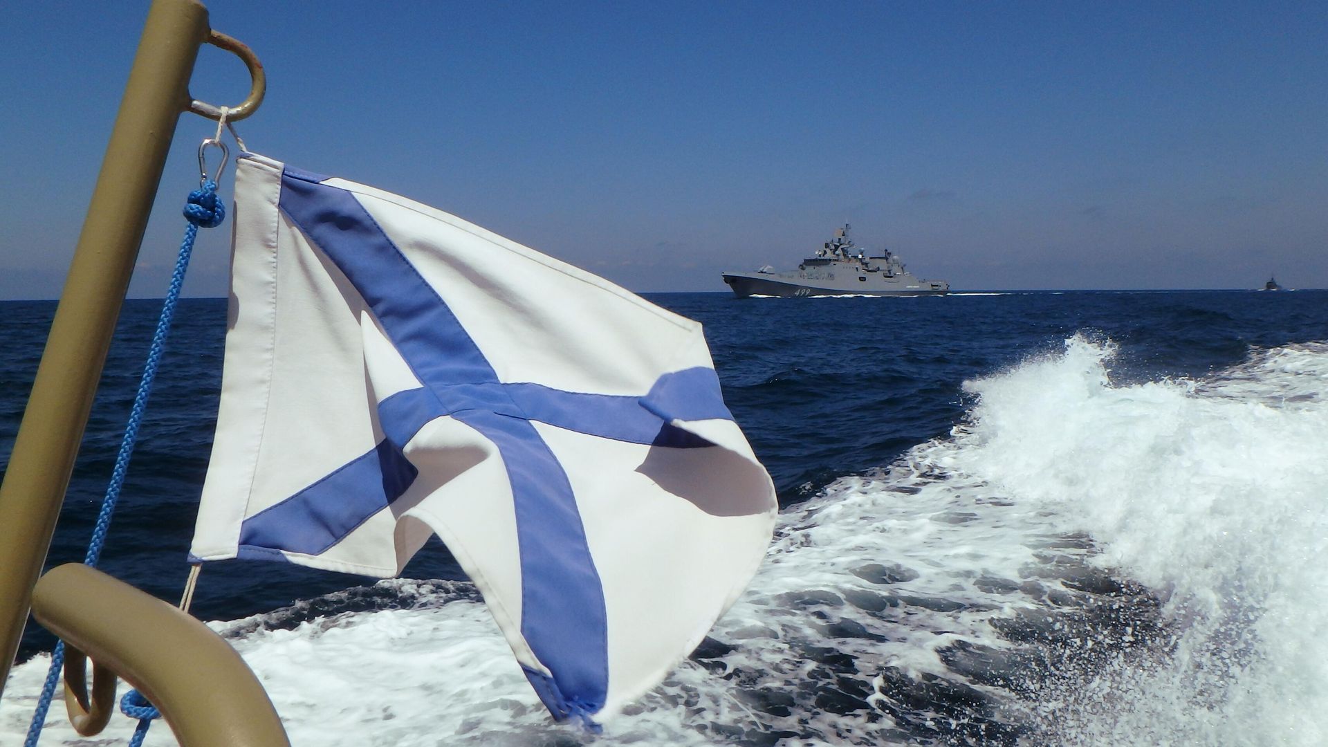 Фрегат Адмирал Макаров участвует в параде в День ВМФ РФ на рейде сирийского порта Тартус - РИА Новости, 1920, 01.02.2021