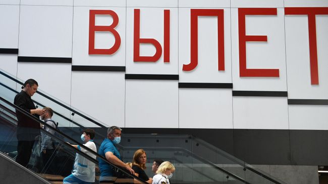 Пассажиры в терминале D аэропорта Шереметьево Пассажиры в терминале D аэропорта Шереметьево