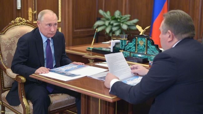 Президент РФ Владимир Путин и президент ОАО Объединенная судостроительная корпорация (ОСК) Алексей Рахманов во время встречи Президент РФ Владимир Путин и президент ОАО Объединенная судостроительная корпорация (ОСК) Алексей Рахманов во время встречи