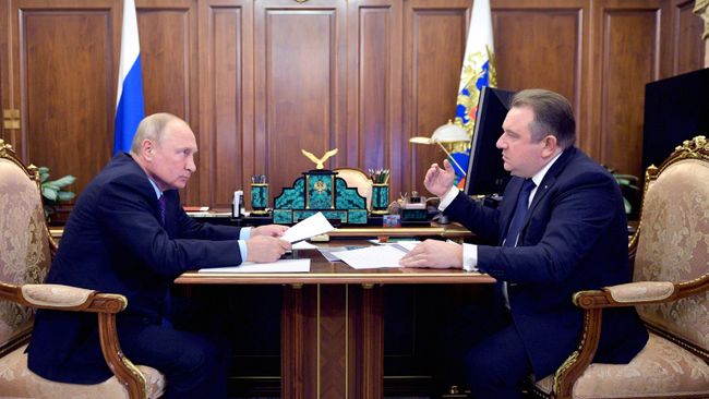 Президент РФ Владимир Путин и президент ОАО Объединенная судостроительная корпорация (ОСК) Алексей Рахманов во время встречи Президент РФ Владимир Путин и президент ОАО Объединенная судостроительная корпорация (ОСК) Алексей Рахманов во время встречи