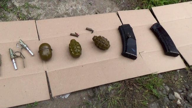 Автомат АКС-74У, три снаряженных магазина, две гранаты Ф-l и одна ручная дистанционная, обнаруженные на месте ликвидации террориста сотрудниками правоохранительных органов Автомат АКС-74У, три снаряженных магазина, две гранаты Ф-l и одна ручная дистанционная, обнаруженные на месте ликвидации террориста сотрудниками правоохранительных органов