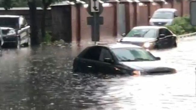 Тропический ливень затопил Москву Тропический ливень затопил Москву