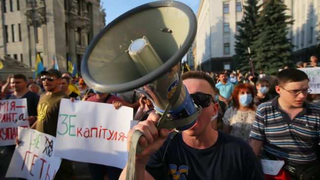 Акция националистов в Киеве против перемирия на Донбассе Акция националистов в Киеве против перемирия на Донбассе