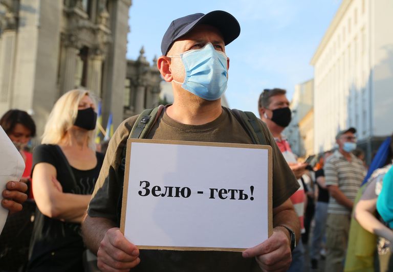 Участники акции в Киеве против перемирия на Донбассе Участники акции в Киеве против перемирия на Донбассе