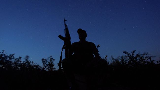 Украинский военнослужащий на позиции на линии фронта в Луганской области Украинский военнослужащий на позиции на линии фронта в Луганской области